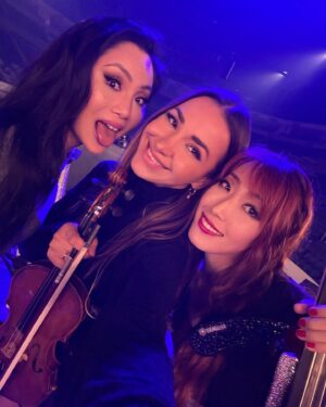 Tina Guo Instagram - Unintentionally matching shorts & combat boots at @hanszimmerlive production rehearsals day 1 🤪🎻🇺🇸 

@tinaguo @mariko_cello @rusandapanfili