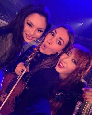 Tina Guo Instagram - Unintentionally matching shorts & combat boots at @hanszimmerlive production rehearsals day 1 🤪🎻🇺🇸 

@tinaguo @mariko_cello @rusandapanfili