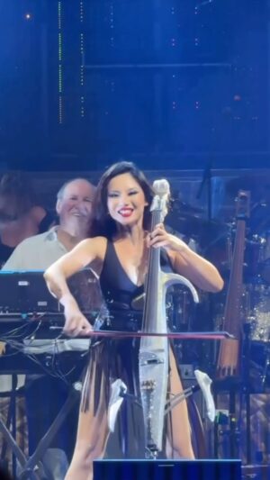 Tina Guo Instagram - Tonight in Hollywood, Florida w/ @hanszimmer & @hanszimmerlive 🤍 Thank you for the amazing energy and for these videos! 
Pirates of the Caribbean,  Wonder Woman, Time from Inception, Interstellar 💫 🎥 @seancsaunders  @victorftrainer