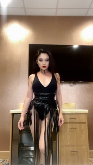 Tina Guo Instagram - STAGE VS REALITY 🤪 Tina Guo to Potato Guo 
Thank you Florida! Show 2 with @hanszimmerlive done, now we’re off to North Carolina 🚌