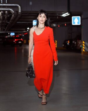 Tina Kandelaki Instagram - Какими качествами должен обладать руководитель? Знаете, у меня одно качество великое, которое помогает быть успешной, быть хорошим руководителем, другом, товарищем, мамой, дочерью, женой и так далее. Это дисциплина. Это основа основ. Если есть дисциплина и трудолюбие, то этот человек может быть, кем он захочет, в том числе и мощным руководителем. 

Руководитель — это человек, который должен подавать пример. И если он кому-то делает замечание, он должен быть готов эту задачу взять на себя и реализовать ее лично. 
Вы знаете, как страшно, когда ты с сотрудниками споришь и говоришь: всё, отдай эту задачу, я сделаю сам. Внутри, конечно, ты испытываешь колоссальный страх, потому что нужно всегда быть примером, нужно всегда людям доказывать, что ты имеешь право критиковать, имеешь право ставить задачи, именно потому что ты сам знаешь, как добиться их реализации.
А в этом поможет только дисциплина, которая позволяет нам достигать своих целей.
