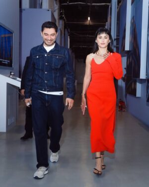 Tina Kandelaki Instagram - Какими качествами должен обладать руководитель? Знаете, у меня одно качество великое, которое помогает быть успешной, быть хорошим руководителем, другом, товарищем, мамой, дочерью, женой и так далее. Это дисциплина. Это основа основ. Если есть дисциплина и трудолюбие, то этот человек может быть, кем он захочет, в том числе и мощным руководителем. 

Руководитель — это человек, который должен подавать пример. И если он кому-то делает замечание, он должен быть готов эту задачу взять на себя и реализовать ее лично. 
Вы знаете, как страшно, когда ты с сотрудниками споришь и говоришь: всё, отдай эту задачу, я сделаю сам. Внутри, конечно, ты испытываешь колоссальный страх, потому что нужно всегда быть примером, нужно всегда людям доказывать, что ты имеешь право критиковать, имеешь право ставить задачи, именно потому что ты сам знаешь, как добиться их реализации.
А в этом поможет только дисциплина, которая позволяет нам достигать своих целей.