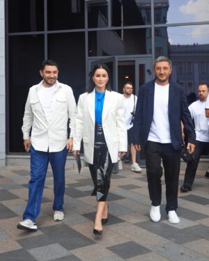 Tina Kandelaki Instagram - Друзья, я уже не раз говорила, что Россия создает международные проекты не «вопреки», а «потому что». Потому что русские продюсеры, наше кино, телепрограммы, реалити сейчас вышли на абсолютно топовый международный уровень. С проектами @tnt_online хотят работать Китай, Индия, ОАЭ, Латинская Америка и многие другие, потому что мы показываем лучшее качество в мире. 

Символично, что о международных медиапроектах и лидерах мнений мы с коллегами из ГПМ РТВ говорили на Московской международной неделе кино, да еще и в день российского кинематографа. Наше поколение выросло в окружении американской культуры: с Терминатором, Рэмбо и Микки Маусом. Так почему же мы не создали таких же звезд раньше? Потому что тогда телевидение работало по принципу «зачем придумывать свое, когда есть иностранное?».

Теперь мы вывели российское ТВ на абсолютно новый уровень, когда запрос на отечественные фильмы и сериалы, интерес к нашим звездам и блогерам гораздо выше, чем к зарубежным медиапродуктам. Мы снимаем наши шоу со звездами по всему миру от Дубая до Колумбии. В наших «Играх без границ» соревнуются атлеты из девяти стран, а в новом сезоне «Вызова» участвует целая делегация из Китая. 

И это я еще не говорю о новых талантливых лицах в наших проектах от реалити до музыкальных шоу. Посмотрите, каким универсальным артистом стал Анатолий Цой, как популярно «Утро. ТНТ» с начинающими ведущими, как в актерском плане вырос Саша Стоун. Где еще вы смотрели шоу, в котором все участники — это звезды рунета, как в реалити «Первые на деревне»? И таких примеров у нас теперь десятки, а будет еще больше.

Отдельно благодарю команду мэрии Москвы, Наталью Сергунину и лично Сергея Семеновича Собянина за шикарную площадку и отличную организацию нашей панельной дискуссии. Спасибо, что даете возможность донести такие важные смыслы как можно шире!