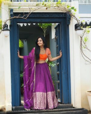 Tina Philip Instagram - Bataiye, main kiski raah dekh rahi hoon? 😊

Wearing: @anjanabohra_official 
Jewellery: @the_huess 
🏡: @stay.elivaas