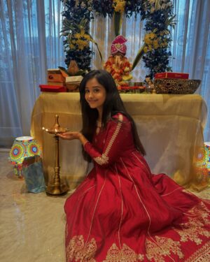 Tina Philip Instagram - As we bid farewell to Ganpatti Bappa, my heart is filled with gratitude and joy. The last 10 days have been a whirlwind of devotion, love and celebration. I love this festival as it brings us together as a community, strengthening bonds and creating memories that will last a lifetime.
.
Bye Bye Bappa 😊 pudhchya varshi lavkarya 💫