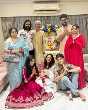 Tina Philip Instagram - As we bid farewell to Ganpatti Bappa, my heart is filled with gratitude and joy. The last 10 days have been a whirlwind of devotion, love and celebration. I love this festival as it brings us together as a community, strengthening bonds and creating memories that will last a lifetime.
.
Bye Bye Bappa 😊 pudhchya varshi lavkarya 💫