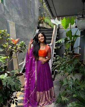 Tina Philip Instagram - Bataiye, main kiski raah dekh rahi hoon? 😊

Wearing: @anjanabohra_official 
Jewellery: @the_huess 
🏡: @stay.elivaas