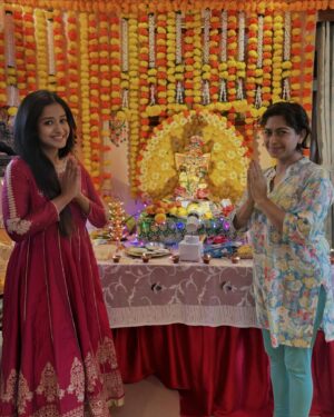 Tina Philip Instagram - As we bid farewell to Ganpatti Bappa, my heart is filled with gratitude and joy. The last 10 days have been a whirlwind of devotion, love and celebration. I love this festival as it brings us together as a community, strengthening bonds and creating memories that will last a lifetime.
.
Bye Bye Bappa 😊 pudhchya varshi lavkarya 💫