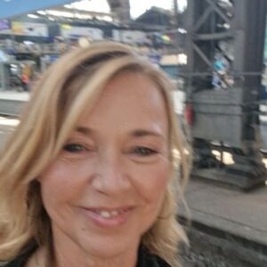 Tina Ruland Instagram - Natürlich hakt es wie üblich bei der DB, Verspätungen, Ausfall etc... Ich möchte nicht schreiben, daran ist man ja schon gewöhnt, denn daran sollten und dürfen wir uns nicht gewöhnen! 
Aber in diesem ganzen Chaos gibt es auch die schönen Momente und Lichtblicke, man muss nur die Augen offen haben! Ich freue mich gerade total über den Harfespieler an meinem Gleis, der selbstvergessen dort sitzt und spielt. Love it.
Welche kleine Aktion oder Geste hat Euch heute schon erfreut?
.
#schauspielerin #schauspieler #hauptstadt #berlin #hauptstadtliebe #reisende #hauptstadtleben #traveller #travel #fuckdb #db #verspätungen #bahnchaos #ReisenmitHandgepäck