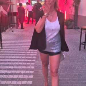 Tina Ruland Instagram - Gute Nacht und schöne Träume😘
.
#schauspielerin #hauptstadt #berlin #hauptstadtliebe #reisende #traveller #hauptstadtleben #travelblogger #reisenmachtglücklich
