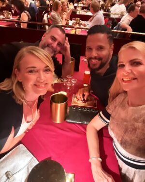 Tina Ruland Instagram - Gestern Abend große Premiere der neuen Show "A tribute to Josephine Baker" 
im @wintergartenberlin 🥳
Wie immer ein Feuerwerk an sensationeller Artistik und Performern, die herausragend sind. 
Oder einfach gesagt: mega Abend in Berlin mit Freunden ❤️
Klickt euch gerne durch einen kleinen Auszug des Abends durch😘
.
#hauptstadtliebe #Hauptstadt #berlin #abendmitfreunden #partytime #Varieté #Wintergarten #premiere #Feuerwerk