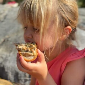 Tiril Sjåstad Christiansen Instagram - Livets første soppsmørbrød 🍄‍🟫 sol 🌞 bursdagsfeiring av godgutten 🥳 og masse kvalitetstid med gode venner og familie 🙏🏼 Balsam for sjela etter et par uker med mye jobb og sykdom på hele gjengen..