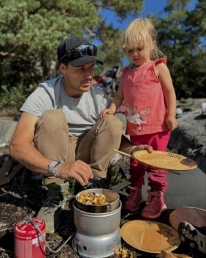 Tiril Sjåstad Christiansen Instagram - Livets første soppsmørbrød 🍄‍🟫 sol 🌞 bursdagsfeiring av godgutten 🥳 og masse kvalitetstid med gode venner og familie 🙏🏼 Balsam for sjela etter et par uker med mye jobb og sykdom på hele gjengen..
