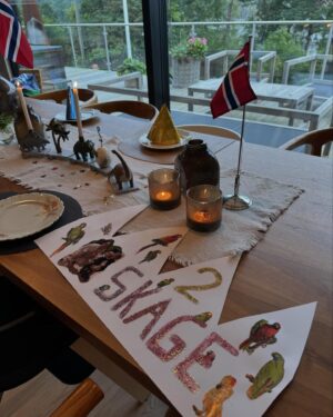 Tiril Sjåstad Christiansen Instagram - Livets første soppsmørbrød 🍄‍🟫 sol 🌞 bursdagsfeiring av godgutten 🥳 og masse kvalitetstid med gode venner og familie 🙏🏼 Balsam for sjela etter et par uker med mye jobb og sykdom på hele gjengen..