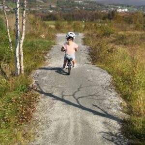 Tiril Sjåstad Christiansen Instagram - Fra helgens kamerarull 📷 Slektrstreff, Vegas første tur i klatrepark 🧗🏼‍♀️, sykling 🚴‍♂️, sommerfugllarver 🦋, heksebrygg, vafler på verandaen 🧇, dans og deilig torader musikk 🪗