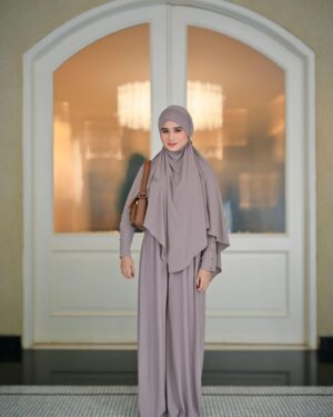 Tissa Biani Azzahra Instagram - wearing a new khimar set by @vanillahijab 🩷