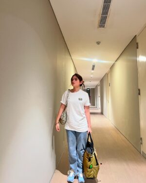 Tissa Biani Azzahra Instagram - melestarikan kaos dan celana untuk outfit sehari-hari,
selebihnya cuma eksperimen. 🤣🤌🏼
paling suka style ku di slide yang mana? 

#outfitideas