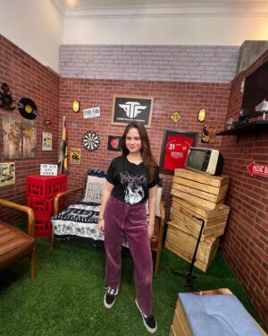 Tissa Biani Azzahra Instagram - melestarikan kaos dan celana untuk outfit sehari-hari,
selebihnya cuma eksperimen. 🤣🤌🏼
paling suka style ku di slide yang mana? 

#outfitideas