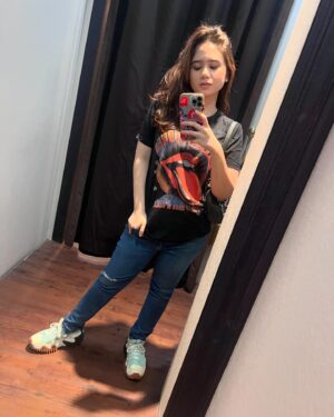 Tissa Biani Azzahra Instagram - melestarikan kaos dan celana untuk outfit sehari-hari,
selebihnya cuma eksperimen. 🤣🤌🏼
paling suka style ku di slide yang mana? 

#outfitideas
