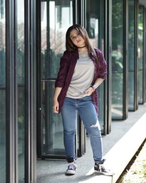 Tissa Biani Azzahra Instagram - melestarikan kaos dan celana untuk outfit sehari-hari,
selebihnya cuma eksperimen. 🤣🤌🏼
paling suka style ku di slide yang mana? 

#outfitideas