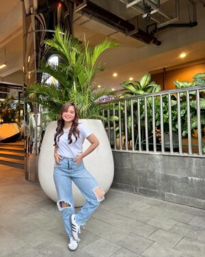Tissa Biani Azzahra Instagram - melestarikan kaos dan celana untuk outfit sehari-hari,
selebihnya cuma eksperimen. 🤣🤌🏼
paling suka style ku di slide yang mana? 

#outfitideas