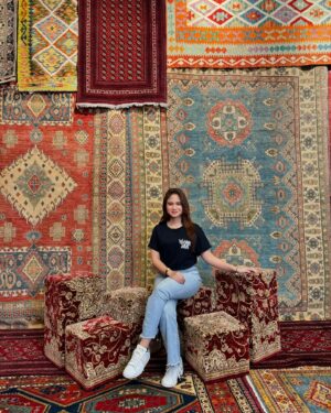 Tissa Biani Azzahra Instagram - pilih pilih karpet buat rumah baru!! 
makasih banyak @farahcarpetsofficial atas kebaikannya. semoga berkah selalu untuk baba dan mimi ❤️🥺