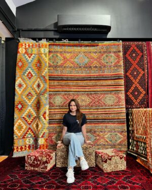 Tissa Biani Azzahra Instagram - pilih pilih karpet buat rumah baru!! 
makasih banyak @farahcarpetsofficial atas kebaikannya. semoga berkah selalu untuk baba dan mimi ❤️🥺