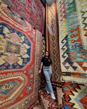 Tissa Biani Azzahra Instagram - pilih pilih karpet buat rumah baru!! 
makasih banyak @farahcarpetsofficial atas kebaikannya. semoga berkah selalu untuk baba dan mimi ❤️🥺