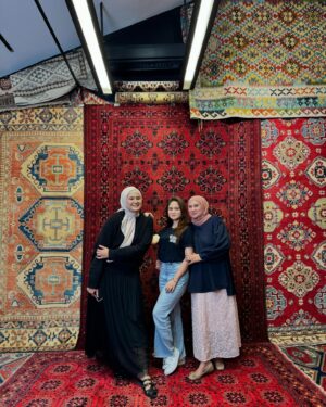 Tissa Biani Azzahra Instagram - pilih pilih karpet buat rumah baru!! 
makasih banyak @farahcarpetsofficial atas kebaikannya. semoga berkah selalu untuk baba dan mimi ❤️🥺