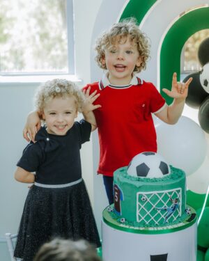 Tiziri Digne Instagram - Birthday party 🎂

Récap’ des 5 ans d’Isaho, sur le thème foot évidement ! ⚽️ 
Ses ami(e)s, une belle déco, un beau gâteau (cf 3ème photo 🎂) et beaucoup d’amour ! ❤️ 

#birthdayparty #birthdaycake #joyeuxanniversaire #famille