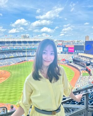 Tomoka Kurokawa Instagram - ♡
ヤンキースタジアムにて🏟️ 
開放的なドジャースタジアムとはまた違った、存在感があって歴史を感じられる清潔で綺麗なスタジアムでした🙌
記念にシェイクを頼んでみたら、なんとわたあめが乗っていました👀🥤✨あま〜いいちご味で、暑い日には良かったです😙
現地の雰囲気はexcitingでしたし、ホームランも見ることができて満足です！😁
🌍
#黒川智花のNY珍道中
#智花inNY
#nyc
#NewYork
#ニューヨーク
#ニューヨーク生活
#yankees
#yankeestadium