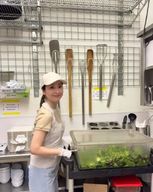 Tomoka Kurokawa Instagram - ♡
ボランティア活動について📝
ニューヨークでは頻繁に炊き出しが行われています。
私は主に盛り付けや配膳を担当しているのですが、シェフが作るメニューは毎回美味しそうです👨‍🍳
メンバーの皆さんと顔馴染みになり、団結力を感じています😊引き続き頑張っていきたいです✊
🌍
#黒川智花のNY珍道中
#智花inNY
#nyc
#NewYork
#ニューヨーク
#ニューヨーク生活
#volunteer