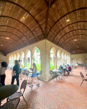 Tomoka Kurokawa Instagram - ♡
メトロポリタン美術館の別館であるMet Cloistersを訪れてきました🌿🌳🪴
中世ヨーロッパのアートコレクションが並んでいて、素敵なステンドグラスもあり、建物自体も風格があって美術品の佇まいです✨
マンハッタン中心部からは少し離れますが、たくさんの植物に癒されながら優雅なひとときを過ごせるおすすめスポットです❣️
緑の中庭を囲む回廊が素敵でしたよ☺️
写真は、友人がマイカメラで撮ってくれました📸✨ Thank you🙏
🌍
#黒川智花のNY珍道中
#智花inNY
#nyc
#NewYork
#ニューヨーク
#ニューヨーク生活
#museum
#themetcloisters
#metcloisters