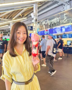 Tomoka Kurokawa Instagram - ♡
ヤンキースタジアムにて🏟️ 
開放的なドジャースタジアムとはまた違った、存在感があって歴史を感じられる清潔で綺麗なスタジアムでした🙌
記念にシェイクを頼んでみたら、なんとわたあめが乗っていました👀🥤✨あま〜いいちご味で、暑い日には良かったです😙
現地の雰囲気はexcitingでしたし、ホームランも見ることができて満足です！😁
🌍
#黒川智花のNY珍道中
#智花inNY
#nyc
#NewYork
#ニューヨーク
#ニューヨーク生活
#yankees
#yankeestadium