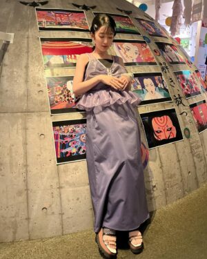 Tomoyo Kurosawa Instagram - 『劇場版モノノ怪 唐傘』第3回目の舞台挨拶は甲斐田裕子さん、ゆかなさんとご一緒させていただきました☔️

劇場さんの愛が爆発してくださっていて、ロビーがモノノ怪一色！
すごく嬉しかったです。
エレベーターのドアにはアサとカメが並んでいて、こんなこともできるのかと感動してしまいました。すごい…ありがたいです…
何から何までモノノ怪を堪能できる空間ですので、ぜひ何度でも、いろんな映画館で劇場版モノノ怪、お楽しみいただけたら嬉しいです！

#モノノ怪 #劇場版モノノ怪 

・・・・・・・・・・・・・・

stylist @sueyoshi_kumiko 
hair make @sasa_maki_sasa 

ワンピース @marte_vintage 
@sahara_japon 
イヤリング/ネックレス/ブレス @33amenous 
リング @warmth.tokyo