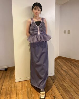Tomoyo Kurosawa Instagram - 『劇場版モノノ怪 唐傘』第3回目の舞台挨拶は甲斐田裕子さん、ゆかなさんとご一緒させていただきました☔️

劇場さんの愛が爆発してくださっていて、ロビーがモノノ怪一色！
すごく嬉しかったです。
エレベーターのドアにはアサとカメが並んでいて、こんなこともできるのかと感動してしまいました。すごい…ありがたいです…
何から何までモノノ怪を堪能できる空間ですので、ぜひ何度でも、いろんな映画館で劇場版モノノ怪、お楽しみいただけたら嬉しいです！

#モノノ怪 #劇場版モノノ怪 

・・・・・・・・・・・・・・

stylist @sueyoshi_kumiko 
hair make @sasa_maki_sasa 

ワンピース @marte_vintage 
@sahara_japon 
イヤリング/ネックレス/ブレス @33amenous 
リング @warmth.tokyo