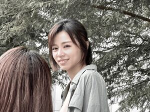Tong Wang Instagram - 小葉的心，🍃⋯⋯
沒有什麼過不去，只有已經回不去。
蔡小葉，妳可以的💪🏻

陪小葉一起度過這風暴吧☔️

#愛的榮耀 #民視八點檔 #王瞳 #蔡小葉 #蔡家精神
@ftvdiary