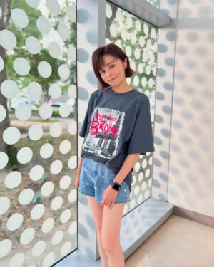 Tong Wang Instagram - 真的很需要神攝手耶😆😆😆

OOTD @merci.820 

#愛的榮耀 越來越刺激了啦🤯🤯🤯
@ftvdrama8 #民視八點檔 
#蔡小葉 #嚇到吃手手