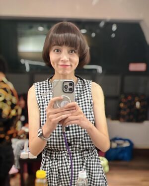 Tong Wang Instagram - 豬哥瞳 正式出道😂
在張芸京老師的演唱會

又哭又笑的美好夜晚
繼續一起陪伴，一起勇敢走下去💪🏻

格子套裝 @y1korea 
#張芸京 #我想對你說 #張芸京河岸留言2024 
#我陪你 #讓我照顧你 

謝謝舒華幫我吹頭髮🤣真的效果滿分💯
@driven_joann