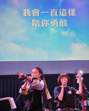 Tong Wang Instagram - 豬哥瞳 正式出道😂
在張芸京老師的演唱會

又哭又笑的美好夜晚
繼續一起陪伴，一起勇敢走下去💪🏻

格子套裝 @y1korea 
#張芸京 #我想對你說 #張芸京河岸留言2024 
#我陪你 #讓我照顧你 

謝謝舒華幫我吹頭髮🤣真的效果滿分💯
@driven_joann