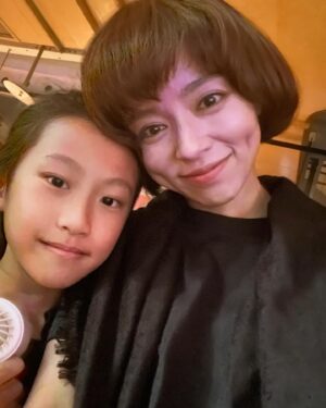 Tong Wang Instagram - 豬哥瞳 正式出道😂
在張芸京老師的演唱會

又哭又笑的美好夜晚
繼續一起陪伴，一起勇敢走下去💪🏻

格子套裝 @y1korea 
#張芸京 #我想對你說 #張芸京河岸留言2024 
#我陪你 #讓我照顧你 

謝謝舒華幫我吹頭髮🤣真的效果滿分💯
@driven_joann