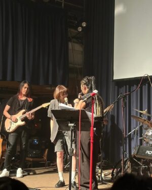 Tong Wang Instagram - 豬哥瞳 正式出道😂
在張芸京老師的演唱會

又哭又笑的美好夜晚
繼續一起陪伴，一起勇敢走下去💪🏻

格子套裝 @y1korea 
#張芸京 #我想對你說 #張芸京河岸留言2024 
#我陪你 #讓我照顧你 

謝謝舒華幫我吹頭髮🤣真的效果滿分💯
@driven_joann