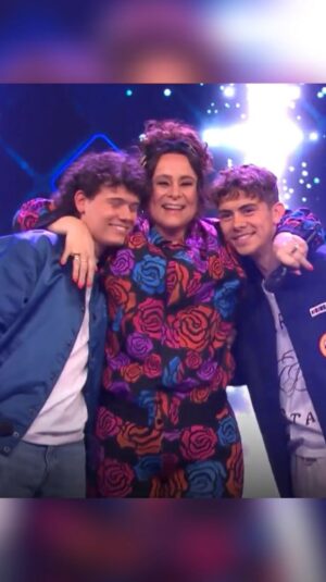Trijntje Oosterhuis Instagram - OMG mijn DM ontploft!!! 🔥❤️🧬 . Wat hebben jullie het goed gedaan BOYS!!
Jonas en Marijn liefdevolle “stoute” broers. En dan na al die jaren OPEENS zo zingen 🔥.
Ik voel de boekingen al aankomen hoor 🤣👏🏽🤩! Zo trots op jullie! Ik lig er af dat begrijp je 🥲🥲🥲. Janken op de bank bij het terug kijken en dat heeft niets met de meno pauze te maken 🤣😉. En hoe gezellig dat @roxeannehazes & @andrehazes in het pannel zaten en jullie gelijk herkende 🤷🏻‍♀️😉😂 Heel benieuwd naar alle reacties van iedereen hieronder. @maureenpowel styling #singers #dna #sons #proud #love