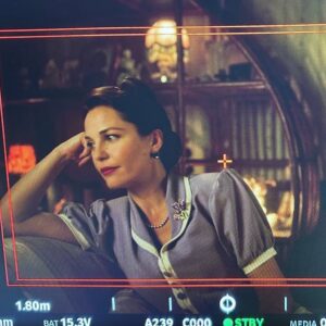 Tülin Özen Instagram - Bir LiLi hazırlanıyor🥴… harika ekip.. 🍄harika insanlar.. 💖her şey için teşekkürler.. keşke daha kalabalık fotolarımız olsaymış… 🗝️🗝️🗝️. @perapalastageceyarisinetflix @perapalastageceyarisinetflix