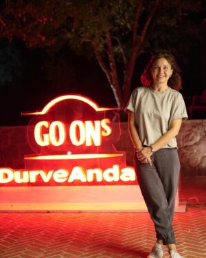 Tülin Özen Instagram - @tereddutcizgisi Tereddüt Çizgisi @baskasinema ve @urladam_  işbirliğiyle gerçekleşen  BAŞKA SİNEMA Urla Film  Geceleri’ndeydi… 
@goons_tr  #DurveAndaKal 🎉🎉🍄 #davet 🎬🎞️🎦Sevgili @nazan_kesal 💕moderatörlüğünde @se.nacar ‘cığımla ve harika bir seyirciyle beraber herkesin saatlerce daha konuşabileceği enfes bir söyleşi yaptık.. yolcuğumuzun en tatlı duraklarından biri için canım canım ‘dünyanın en tatlı insanı 😶😏’ @armaganlale ‘ye (❤️)kocaman kocaman teşekkür.. ve de tabi ki @urladam_ ‘a harika ev sahipliği ve teknik ekibinin sıcaklığı ve becerisi için çook teşekkür❤️.. ekip katılımlı film gösterimleri 19 Ağustos’a kadar devam ediyor.. bu filmleri kaçırmayın.. 🎉🎉🍄🍄🍒🍒
Yurt/Bildiğin Gibi Değil/Vanya/Toz Bezi