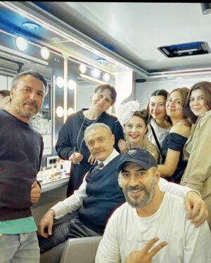 Tülin Özen Instagram - Bir LiLi hazırlanıyor🥴… harika ekip.. 🍄harika insanlar.. 💖her şey için teşekkürler.. keşke daha kalabalık fotolarımız olsaymış… 🗝️🗝️🗝️. @perapalastageceyarisinetflix @perapalastageceyarisinetflix