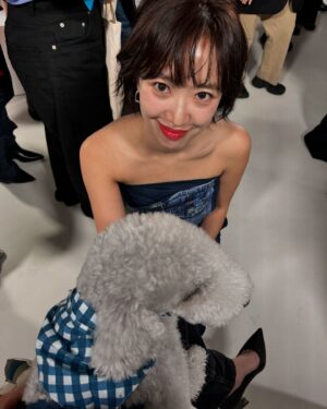 Uhm Ji-won Instagram - 사진 한장 올릴 여유가 없는 서울의 나날들
@pushbutton_official 나잇.

25년 예쁜 의상들과 함께 
언제봐도 반가운 사람들과💚