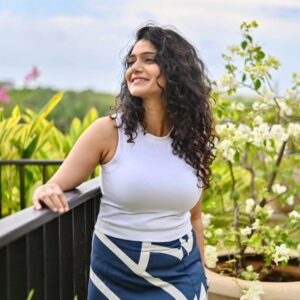 Urmilla Kothare Instagram - Embracing the weekend vibes in white and blue – a perfect blend of serenity and style. 💙✨

#weekend #weekendvibes #ootd #whiteandblue #saturdaychill #style #serenity #fashion