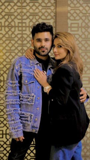 Urvashi Dholakia Instagram - Todke bharosa mainu chhadeya tu bheedaan ch.. Lagda vicharna likheya hath di lakeeran ch. 💔💔 @urvashidholakia 
Comment karke btao kaisi lagi ye collab? 
.
.
.
.
.
.
.
.
.
.
[B Mohit, Urvashi Dholakia, Patience, Punjabi music, punjabi artist, singer, feel good music, relatable music, sad song]
#bmohit #patience @letsgetlouderofficial @pinkclik @jatin235