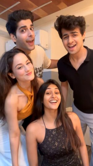 Urvashi Pardeshi Instagram - The Kaleshi Group 😈

#trendingreels #dance #masti #actors #dilkotumsepyarhua #viralvideos #starparivaarawards #bandbaja #explorepage